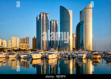 Busan Hafen mit Yachten auf Sonnenuntergang, Südkorea Stockfoto