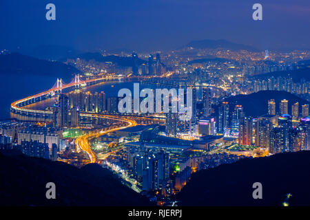 Busan Stadtbild Gwangan Bridge bei Nacht Stockfoto