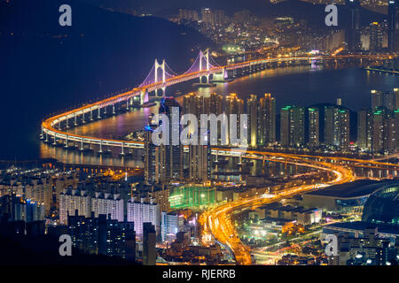 Busan Stadtbild Gwangan Bridge bei Nacht Stockfoto