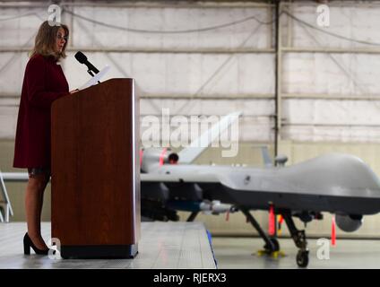 Frau Jonna Doolittle Hoppes, Executive Director der Doolittle Stiftung und Enkelin von Gen. James "Jimmy" Doolittle, spricht mit den Männern und Frauen des 432Nd Kotflügel/432nd Air Expeditionary Wing 18.01.2018, Creech Air Force Base, Nev Doolittle Hoppes und pensionierte Generalleutnant Christopher Miller, Präsident der Air Force historische Grundlage, präsentierte die General James H. "Jimmy" Doolittle Award an den 432Nd Kotflügel/432nd Air Expeditionary Wing für einen signifikanten Auswirkungen auf die Air Force Geschichte. Stockfoto