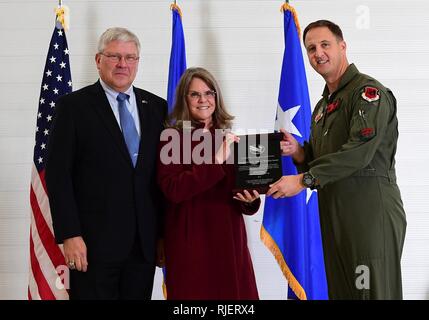 Frau Jonna Doolittle Hoppes, Executive Director der Doolittle Stiftung und Enkelin von Gen. James "Jimmy" Doolittle, und pensionierte Generalleutnant Christopher Miller, Präsident der Air Force historische Grundlage, die General James H. "Jimmy" Doolittle award zu oberst Julian Betrüger im Namen der 432Nd Kotflügel/432nd Air Expeditionary Wing 18.01.2018, Creech Air Force Base, Nev. Die General James H. "Jimmy" Doolittle Award ist für Einheiten, die Anzeige der Tapferkeit, Entschlossenheit, espirit de Corps und überlegene Management von gemeinsamen Operationen bei der Erfüllung ihrer Mission unter dif Stockfoto