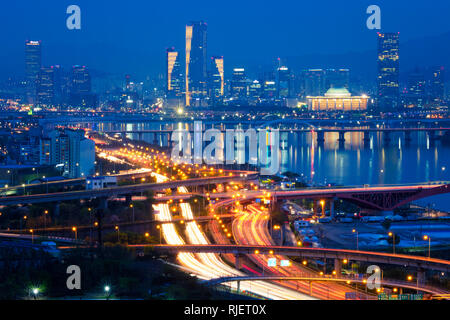 Stadtbild in der Dämmerung in Seoul, Südkorea. Stockfoto