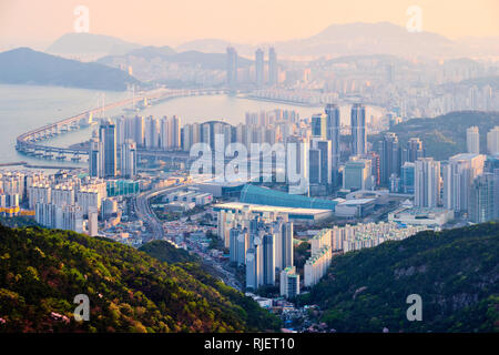 Busan Stadtbild Gwangan Brücke am Sonnenuntergang Stockfoto