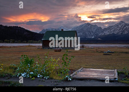 WY 03210-00 ... WYOMING - Sonnenuntergang auf einem Gebäude der Rosa Haus, eine historische Gehöft auf der Mormonen Zeile im Grand Teton National Park. Stockfoto