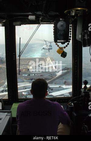 5. US-Flotte VERANTWORTUNGSBEREICH (Jan. 29, 2013) Leutnant Michael Landin beaufsichtigt die Abflug eines CH-46 E Sea Knight Hubschrauber zugeordnet zu den violetten Füchse der Marine Medium Squadron (HMM) 364 (Verstärkt) von Flight Deck Control an Bord des amphibious Transport dock Schiff USS Green Bay LPD (20). Green Bay ist Teil der Peleliu Amphibious Ready Gruppe und mit Eingeschifft 15 Marine Expeditionary Unit (15 MEU) ist zur Unterstützung der Maritime Security Operations und Theater Sicherheit Zusammenarbeit in den USA 5 Flotte Verantwortungsbereich eingesetzt. Stockfoto