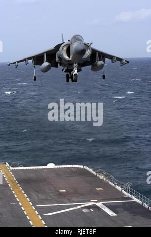 Atlantik (Feb. 15, 2005) - Ein AV-8B Harrier II+, zugeordnet zu den ТBulldogsУ der Marinen Attack Squadron Zwei Drei (VMA-223), bereitet sich auf die Landung auf dem Flugdeck an Bord der Amphibisches Schiff USS Nassau (LHA 4). Die AV-8B ist ein leistungsfähiger, einmotorigen, einsitzigen, Vertikale/kurze Start- und Landung (V/STOL) Angriff Flugzeuge. Die AV-8B Harrier II+ ist in der Lage, Nacht und schlechtem Wetter Operationen wegen der Hinzufügung des AN/APG-65 Multi-Radar. Die Fusion von Nacht- und Radar-Funktionen kann der Harrier reagieren müssen die Marine Air-Ground Task Force zu werden. Stockfoto