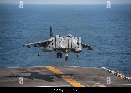 EAST CHINA SEA (17. März 2015) einen AV-8B Harrier zugeordnet Marine Attack Squadron (VMA) 238 landet auf dem Flugdeck des Amphibious Assault ship USS BONHOMME RICHARD (LHD6). Bonhomme Richard ist der Leitung Schiff der Bonhomme Richard Amphibious Ready Gruppe und, zusammen mit den eingeleiteten 31 Marine Expeditionary Unit (31 MEU), ist die Durchführung einer Zertifizierung. Stockfoto