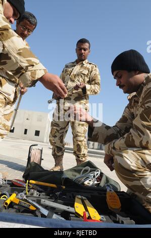 Bahrain Royal Außendiensttechniker durchsuchen ein Haken und Line-Kit für die Werkzeuge, die sie benötigen, um einem Wiederherstellungsszenario Einrichten von ihren Ausbildern, US-Segler aus Explosive Ordnance Mobile Abfallbehälter 2, im Rahmen einer Übung auf vielfältige bahrainische Militärausbildung in Bahrain 15. Januar 2009, während Neon Antwort 09 abgeschlossen.  Neon Antwort 09 ist eine bilaterale EOD Engagement zwischen der US-Marine, Bahrain Marine und Bahrain Force Engineer Regiment Explosive Ordnance Entsorgung Verteidigungskräfte. Dient zur Erhöhung der taktischen Kenntnisse der US Navy und Bahrain EOD Kräfte, le zu erweitern Stockfoto