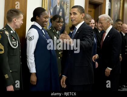 Präsident der Vereinigten Staaten Barack Obama spricht mit Service Mitglieder Jan. 28, 2008, bei seinem ersten Besuch in das Pentagon als Präsident. Obama und Vizepräsident Joe Biden traf mit dem Gemeinsamen Leiter zu ihren Blick auf Afghanistan und den Irak zu hören. Stockfoto