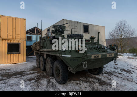 Soldaten zu Alpha Truppe, 1.Staffel, 2d-Cavalry Regiment aus Vilseck, Deutschland zugewiesen sind, für ein situationstraining Übung im Bereich B des Truppenübungsplatzes Baumholder, Baumholder, Deutschland, Feb 4, 2019 vorbereiten. 1/2CR führt derzeit den Betrieb Kriegsadler platoon-taktischen Kenntnisse, squadron Unterstützung Wirksamkeit und die gesamten organisatorischen Letalität zu entwickeln. (U.S. Armee Foto von Erich Backes). Stockfoto