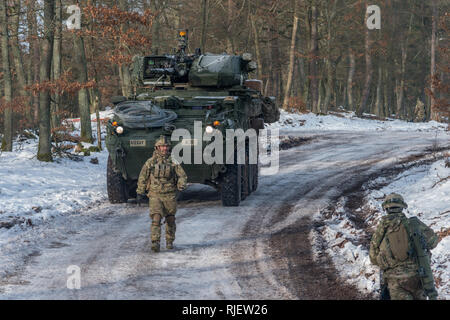 Soldaten zu Alpha Truppe, 1.Staffel, 2d-Cavalry Regiment aus Vilseck, Deutschland zugewiesen sind, für ein situationstraining Übung im Bereich B des Truppenübungsplatzes Baumholder, Baumholder, Deutschland, Feb 4, 2019 vorbereiten. 1/2CR führt derzeit den Betrieb Kriegsadler platoon-taktischen Kenntnisse, squadron Unterstützung Wirksamkeit und die gesamten organisatorischen Letalität zu entwickeln. (U.S. Armee Foto von Erich Backes). Stockfoto