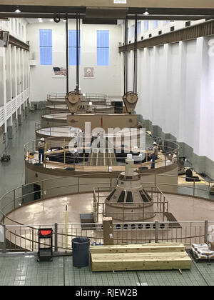 Wolf Creek Kraftwerk Personal anmerken zu Einheit 2 generator Gehäuse und bereiten Sie den Rotor in Wolf Creek Dam Jan. 17, 2019 in Jamestown, Ky zu entfernen. (USACE Foto von Misty Cravens) Stockfoto