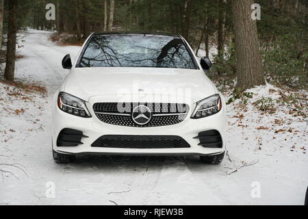 White 2019 Mercedes Benz C300 im Schnee Stockfoto