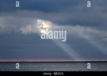 Sonnenlicht bricht durch die Wolken Amherst Insel auf Stockfoto