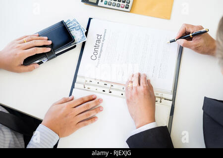 Unternehmer erhalten Geld in den Umschlag in der Datei nehmen Bestechungsgeld angeboten und die Unterzeichnung eines Vertrags - gegen Bestechung und Korruption Konzepte Stockfoto