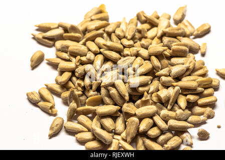 Gesunde getrocknet Sonnenblumenkerne für organische Ernährung Ernährung. Isolierte raw Organic Seeds auf weißem Hintergrund. Stockfoto