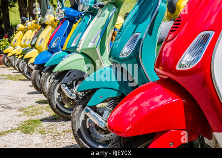 Bunte Vespa Roller in einer Reihe Stockfoto
