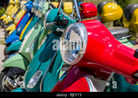 Bunte Vespa Roller in einer Reihe Stockfoto