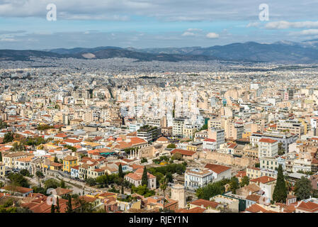 Athen, Griechenland - November 1, 2017: Blick auf Athen, von der Akropolis mit Masse der Häuser, Gebäude, Wohnungen, Dächer in der Stadt der griechischen Hauptstadt, Gr Stockfoto