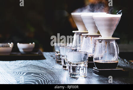 Barista ist Kaffee, Kaffee Vorbereitung mit chemex, Chemex Tropfen heißen frischen Kaffee Stockfoto