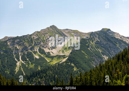 Überwucherte texturierte Peak in den bayerischen Alpen im Sonnenlicht Stockfoto