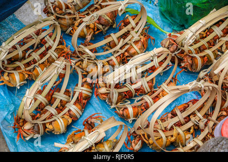 Viele Krabben mit Bambus zum Verkauf gebunden in den Morgen Markt. Stockfoto