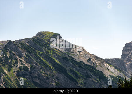 Überwucherte texturierte Peak in den bayerischen Alpen im Sonnenlicht Stockfoto