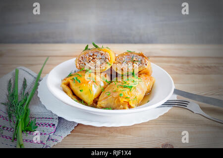 Kohlrouladen mit Fleisch und Reis - traditionelle russische Küche Stockfoto