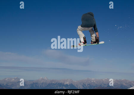 Snowboarder erhält Airborne nach über einem Kicker in den Kitzsteinhorn Funpark in Österreich in den Alpen in Europa springen Stockfoto