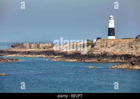 Fort und die Corblets Mannez Leuchtturm auf Alderney, Channel Islands. Stockfoto
