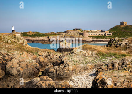 Blick nach Osten vom Chateau L'Etoc auf Alderney, Anzeigen Mannez Leuchtturm, Corblets Bucht und das deutsche Feuer Richtung Post. Stockfoto