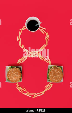 Die konzeptionelle Zusammensetzung aus der Burger und Fast Food über acht März womans Tag Urlaub auf einem roten Hintergrund. Die Zahl 8 im Dekor. Ansicht von oben Stockfoto