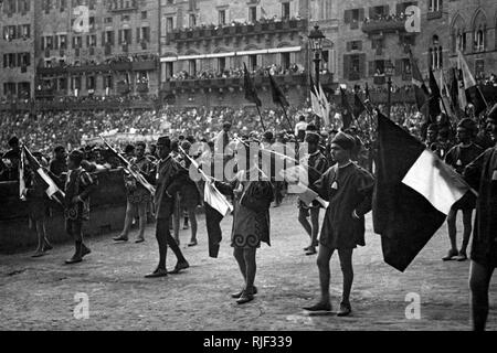 Flag-schwankt der Bezirke während der Palio von Siena, 1900-10 Stockfoto