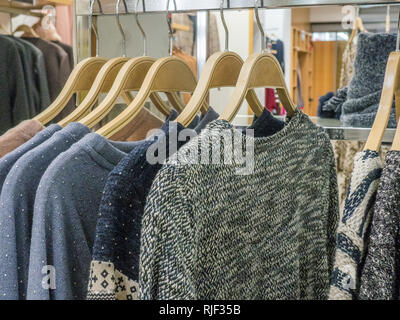 Pullover in einem Rack in Fashion Store Stockfoto