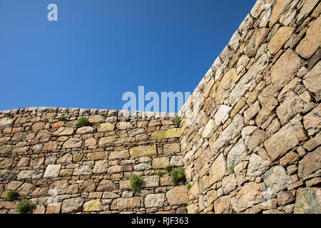 Beispiele für schöne viktorianische Mauerwerk im Chateau L'Etoc auf Alderney, Channel Islands. Große Bereiche der blauen Himmel zum Kopieren zur Verfügung. Stockfoto