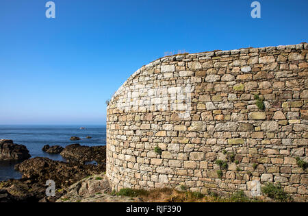 Beispiele für schöne viktorianische Mauerwerk im Chateau L'Etoc auf Alderney, Channel Islands. Große Bereiche der blauen Himmel zum Kopieren zur Verfügung. Stockfoto