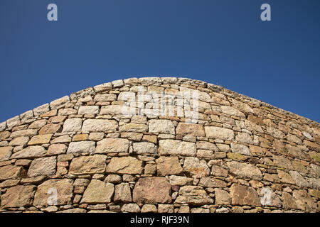 Beispiele für schöne viktorianische Mauerwerk im Chateau L'Etoc auf Alderney, Channel Islands. Große Bereiche der blauen Himmel zum Kopieren zur Verfügung. Stockfoto