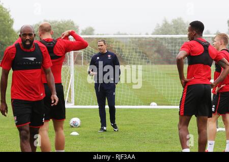 Cheltenha's Town FC neue erste Team Manager Michael Duff nimmt zum ersten Mal - 11.9.2018 Bild von Antony Thompson - tausend Wort Medi Stockfoto