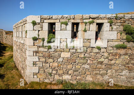 Beispiele für schöne viktorianische Mauerwerk im Chateau L'Etoc auf Alderney, Channel Islands. Große Bereiche der blauen Himmel zum Kopieren zur Verfügung. Stockfoto