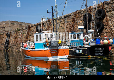 Boote in Braye Hafen in Alderney, Channel Islands. Stockfoto