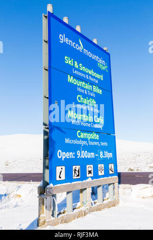 Schild am Eingang an der A82 für das Drehen nach Glencoe Mountain Resort in Glencoe, Highlands, Schottland im Winter Stockfoto