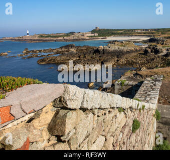 Blick nach Osten vom Chateau L'Etoc auf Alderney mit Corblets Bay, Fort Mannez Corblets, Leuchtturm und der Deutsche Feuer Richtung Post im Hintergrund. Stockfoto