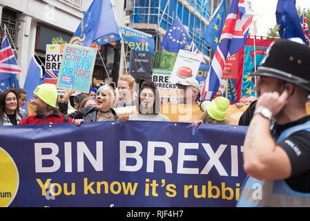 Mike Galsworthy (L), Mitbegründer von Wissenschaftlern 4 EU und gesünder und Gastwissenschaftler an der Londoner Schule für Hygiene und Tropenmedizin, Madel Stockfoto
