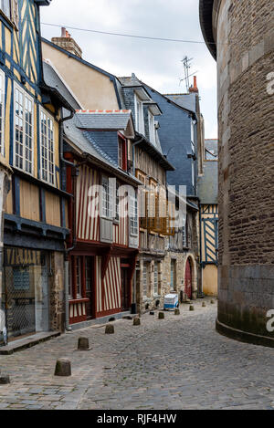 Rennes, Frankreich - Juli 23, 2018: Fachwerkhäuser in der gepflasterten Straße im historischen Zentrum der Stadt. Rennes ist die Hauptstadt der Region der Bri Stockfoto