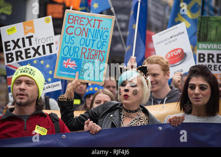 Mike Galsworthy (L), Mitbegründer von Wissenschaftlern 4 EU und gesünder und Gastwissenschaftler an der Londoner Schule für Hygiene und Tropenmedizin, Madel Stockfoto