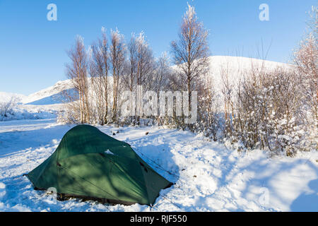 Zelt im Schnee in Parkplatz lagerten auf dem langen Weg durch Coupall fällt zu Glen Etive auf Rannoch Moor, Highlands, Schottland im Winter Stockfoto