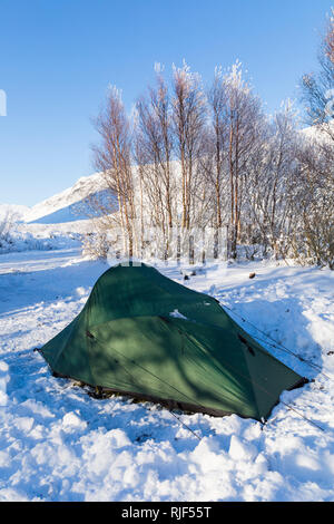 Zelt im Schnee in Parkplatz lagerten auf dem langen Weg durch Coupall fällt zu Glen Etive auf Rannoch Moor, Highlands, Schottland im Winter Stockfoto