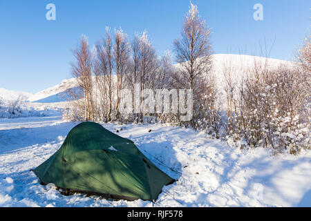 Zelt im Schnee in Parkplatz lagerten auf dem langen Weg durch Coupall fällt zu Glen Etive auf Rannoch Moor, Highlands, Schottland im Winter Stockfoto