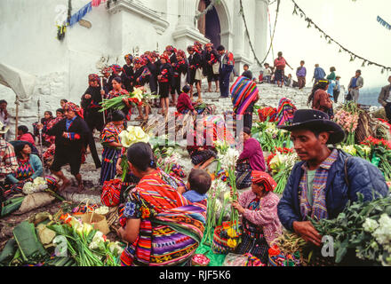 Chichicastenango, Guatemala; Blumenmarkt und "cofradias" Prozession auf Schritte der Iglesia de Santo Tomas | Foto Bild Stockfoto