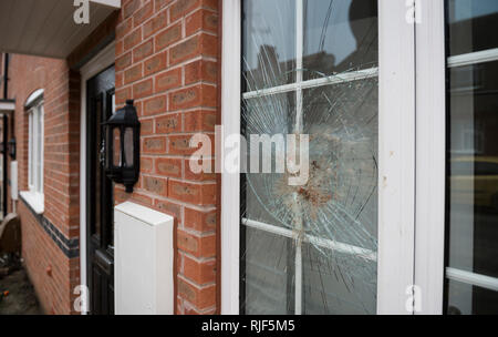 Haus mit gebrochenen Fenster. Stockfoto